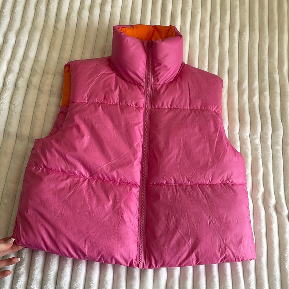 REVERSABLE pink puffer cropped vest